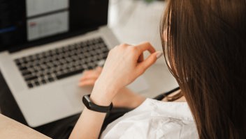 Kvinna sitter vid en laptop