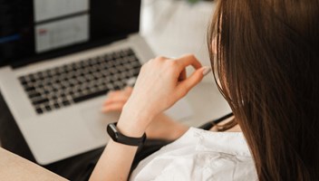 Kvinna sitter vid en laptop